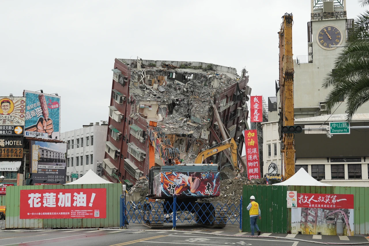 台師大研究發現,0403強震醞釀3年,圖為因0403強震倒塌的建築。資料照。梁建裕攝