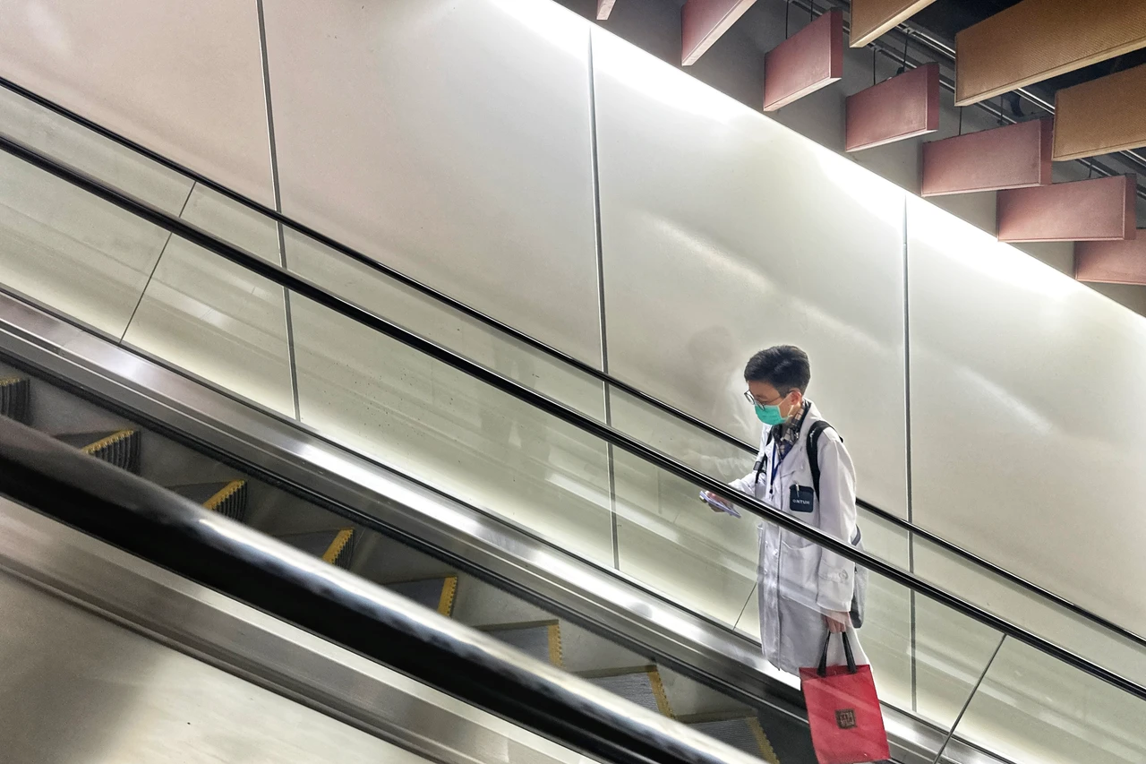 勞保局提醒,在診所任職的醫護、行政人員,也要投保就保、職災保險。林林攝