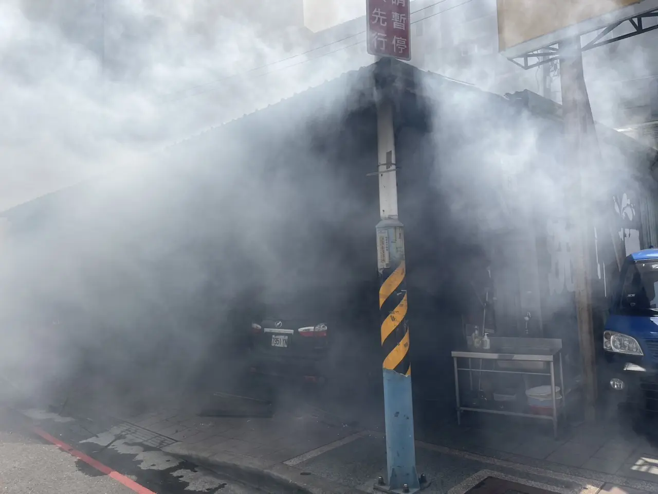板橋區篤行路今午傳出火警,黑煙竄出瀰漫整條街。讀者提供
