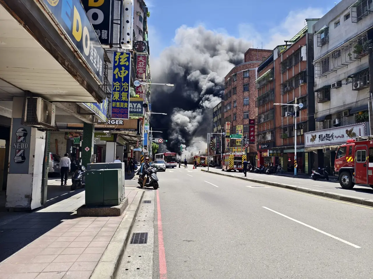 新北市板橋篤行路三段今發生火警,黑色濃煙竄出,蔓延整條馬路,如電影畫面。翻攝臉書「我是板橋人」