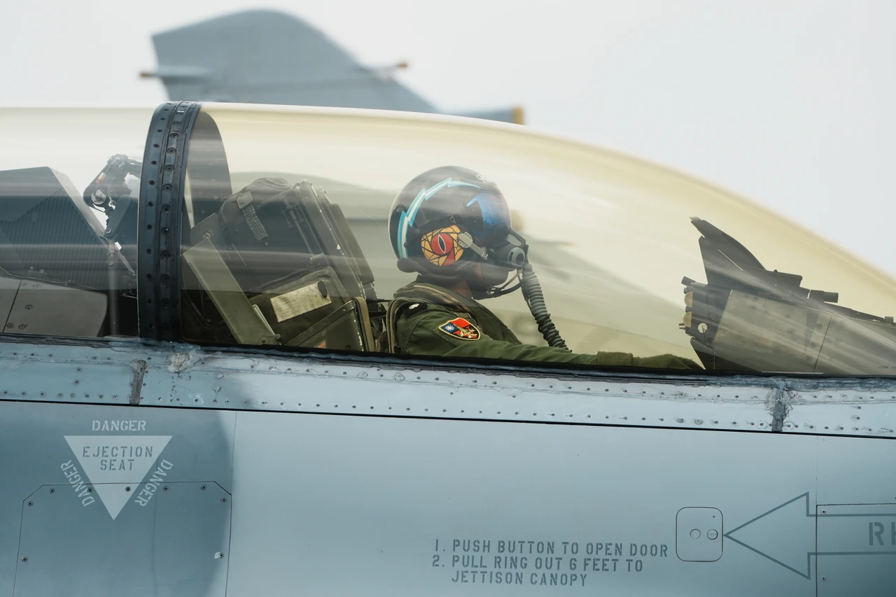 傳我空軍飛行員神嘴中共飛行員。陳卓邦攝