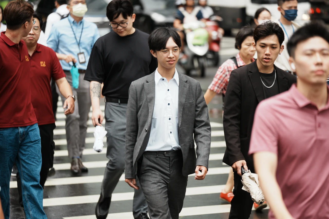 去年職場新鮮人月薪中位數3.6萬元　17.2％只領最低工資