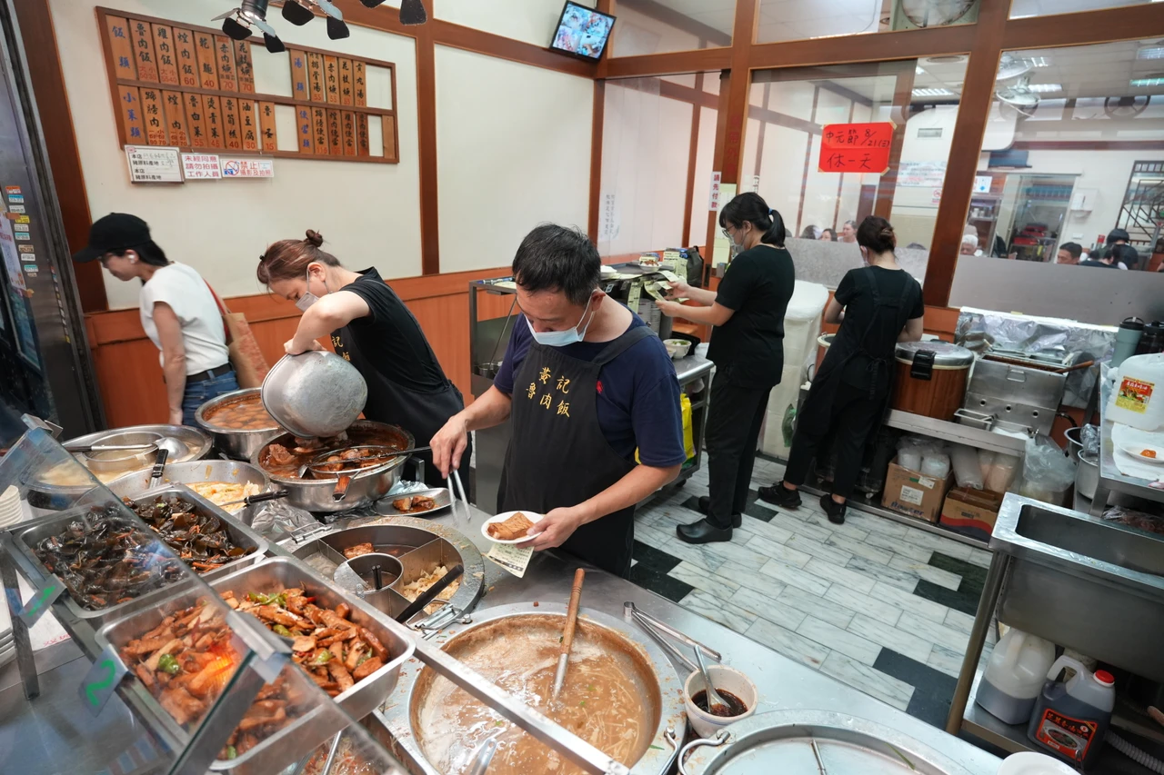 黃記魯肉飯宣布店休數天。梁建裕攝
