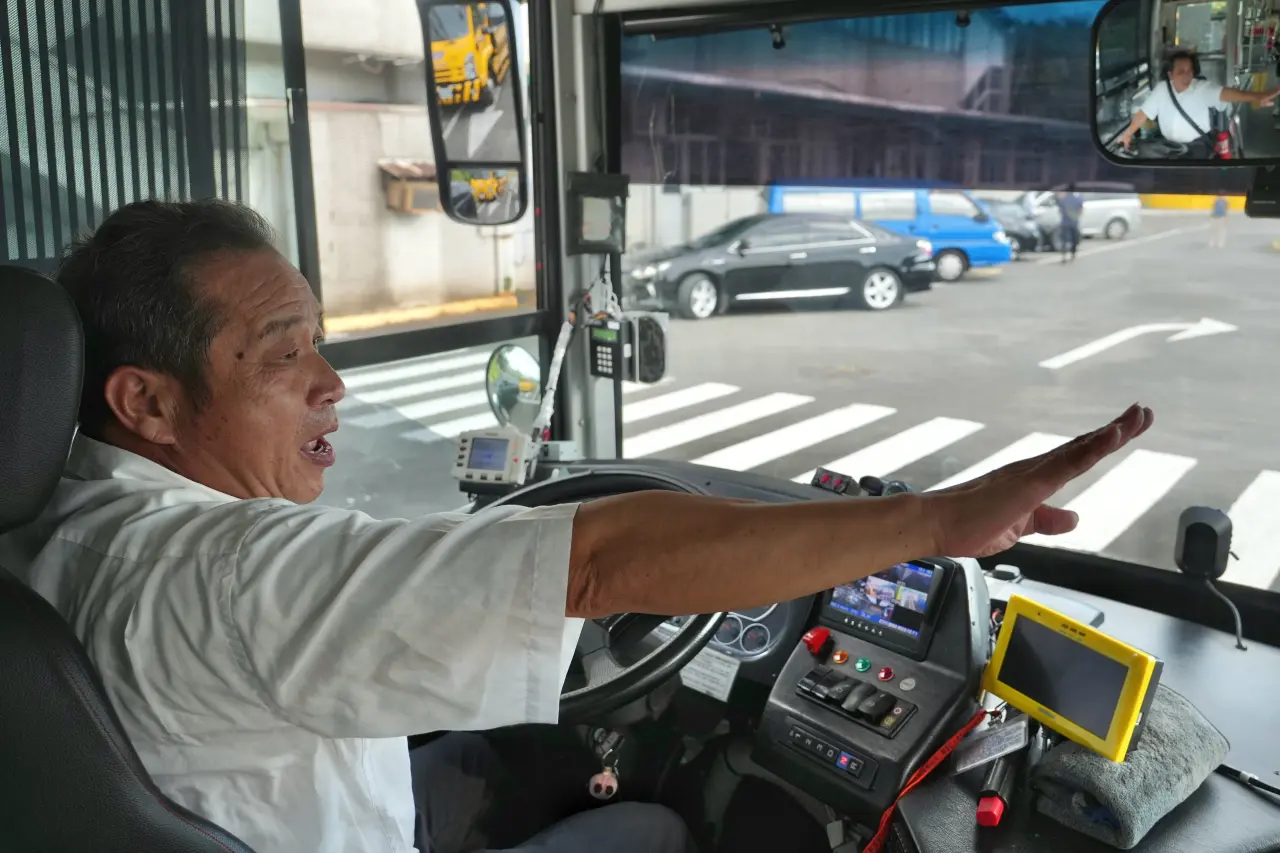 客運駕駛缺員2千人！公路局擬讓僑外生開車　月薪5萬起、華語能力要進階級