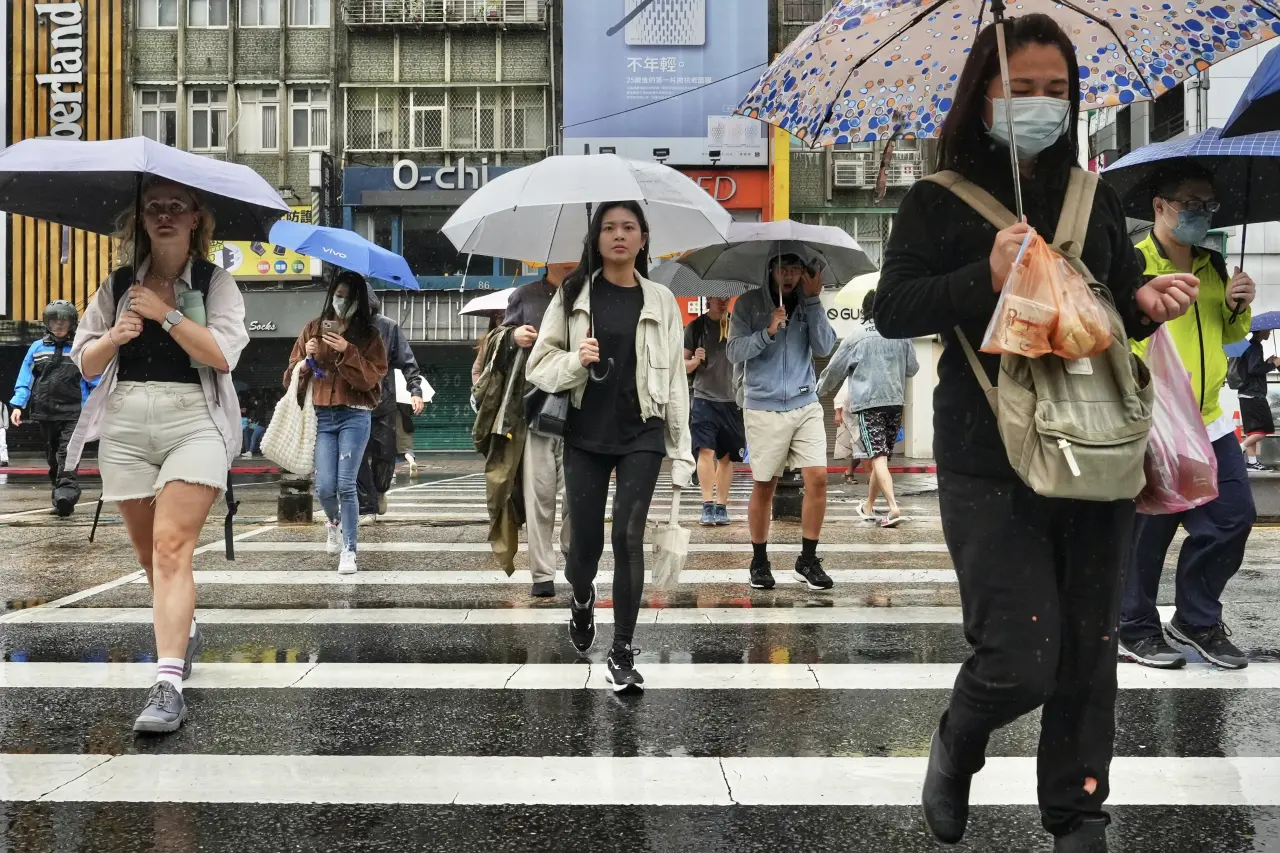巴威颱風步步逼近！強度不再減弱　今晚起北部「豪雨以上」降雨