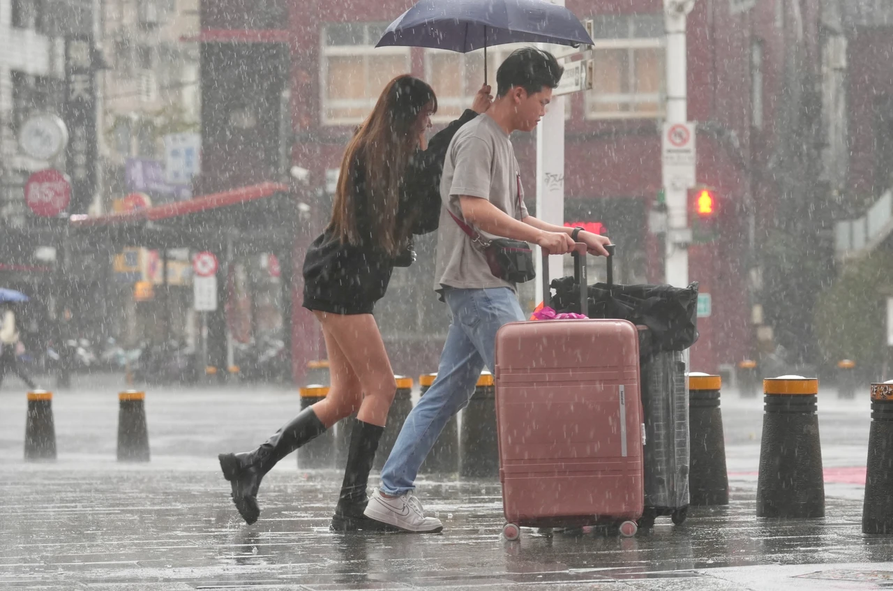 中颱薔琵已觸陸！雨炸全台均納陸警警戒　今至明天「風雨最搖滾」