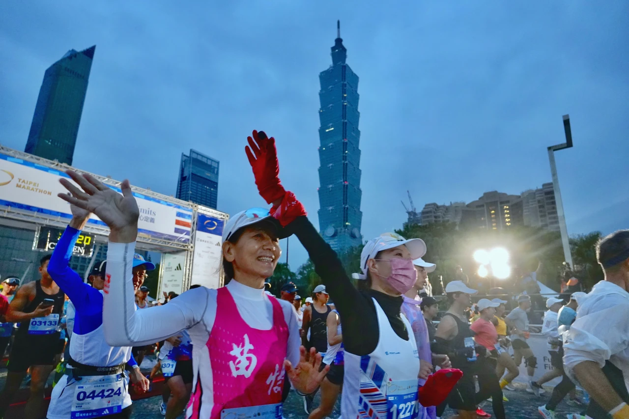 台北市獲得「全球最想長居城市」評比冠軍。圖為2024台北馬拉松,選手們以台北101為背景起跑,資料照片/林林攝