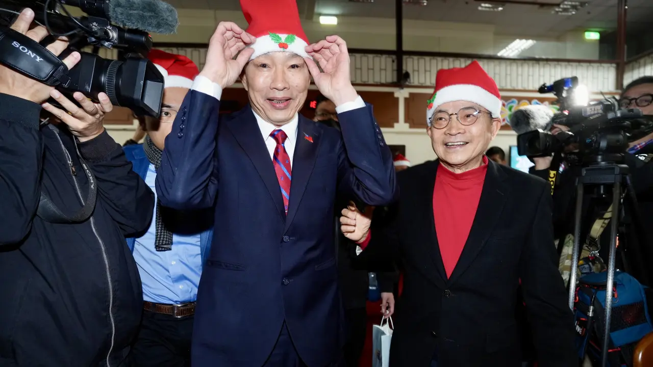 立法院長韓國瑜今戴聖誕帽參加福音晚會。李柏毅攝