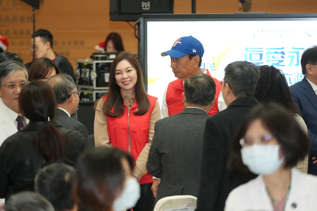 郭台銘寵妻贈曾聲瑩2500張鴻海股票　市值5.73億元