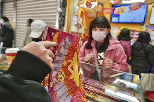 越南移工沒撇步、不挑號買刮刮樂 中頭獎1200萬元全數寄回家｜知新聞
