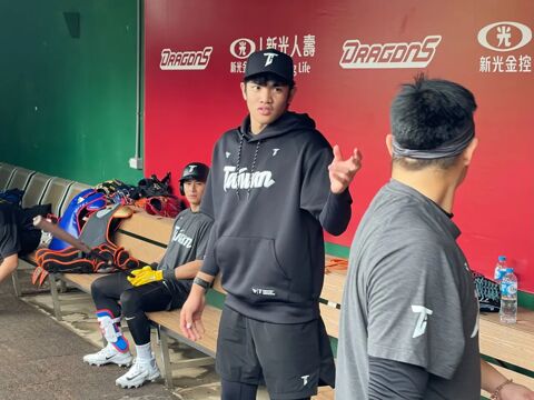 MLB｜道奇左投痛失愛女 同城美式足球隊暖心慰問