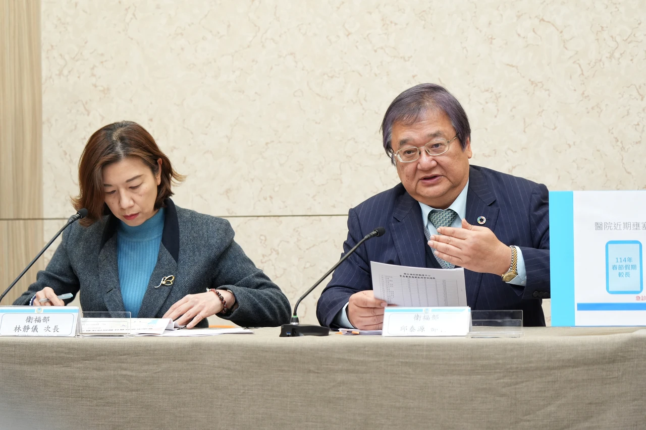 衛福部長邱泰源(右)「聯誼說」挨批,次長林靜儀緩頰,少子女化通常是高度發展的國家都會面臨的問題。資料照片,葉志明攝