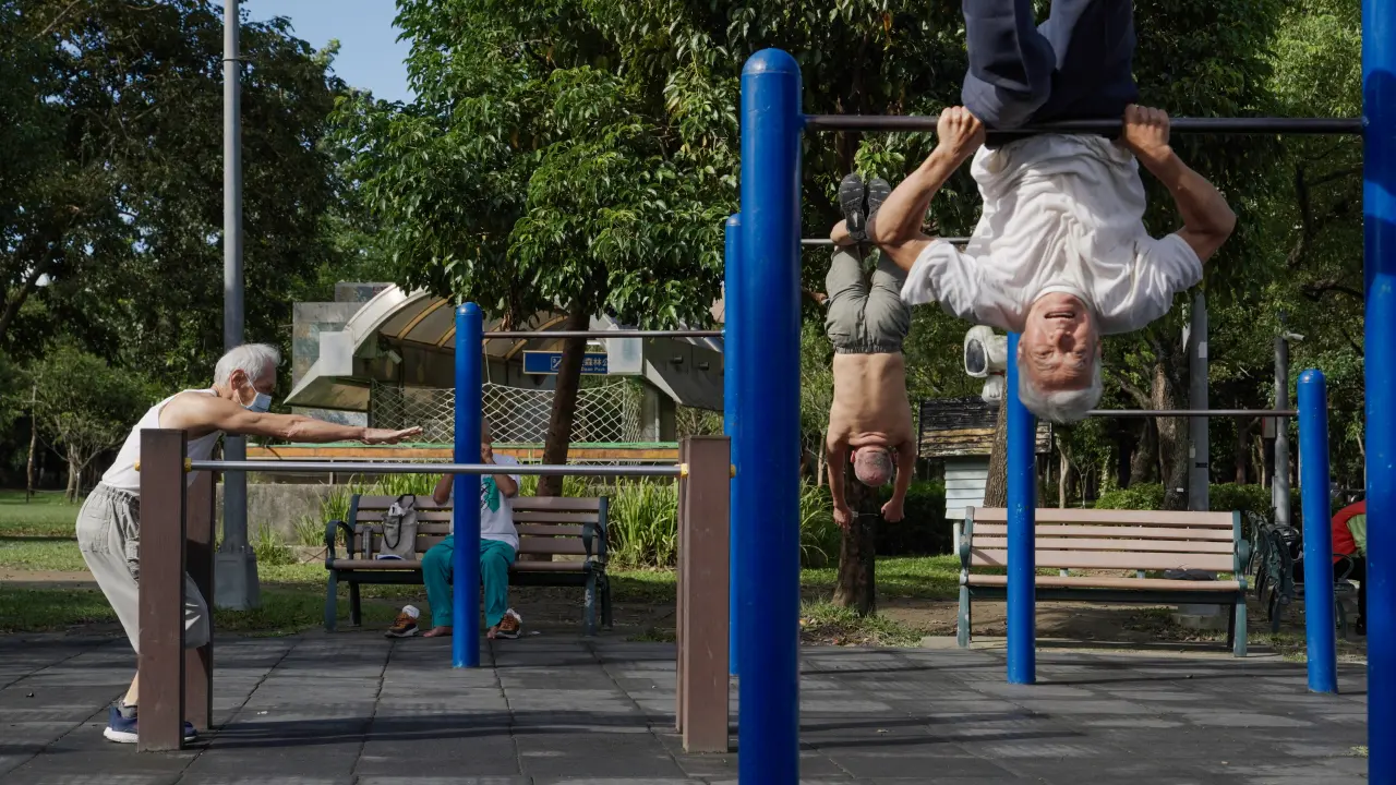 人口老化、出生率降低,未來能負擔健保經費的人口比例會越來越少。林林攝