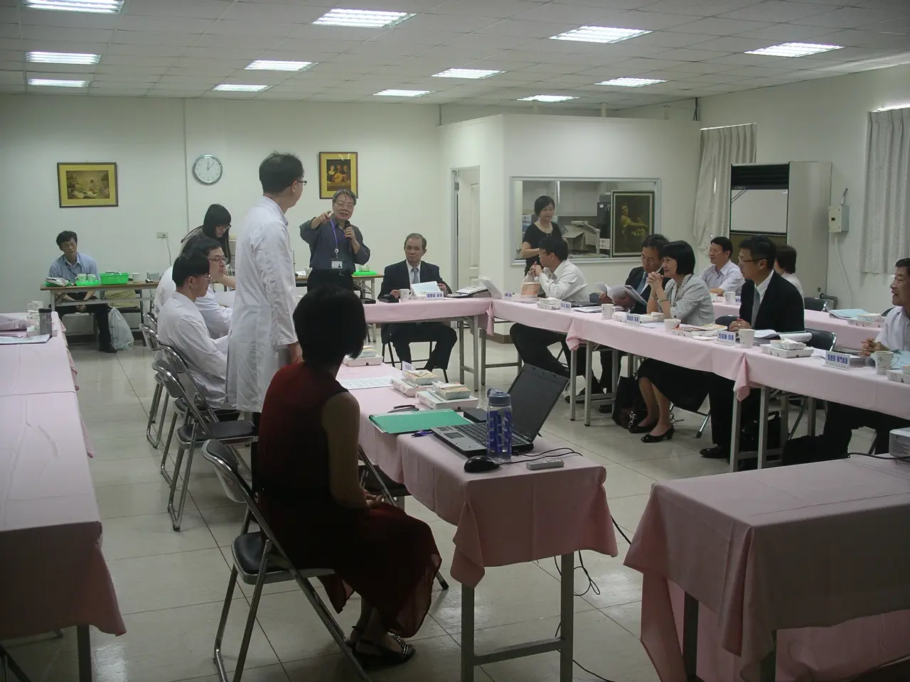 為了深入了解健保體系的運作現況,黃煌雄與健保局同仁實地走訪,與醫護人員進行座談。黃煌雄提供