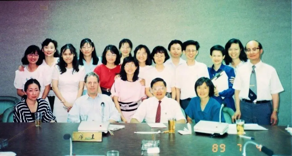 健保規劃小組由楊志良(後排右5)擔任召集人,以及江東亮和吳凱勳兩位教授共同籌劃。江東亮提供