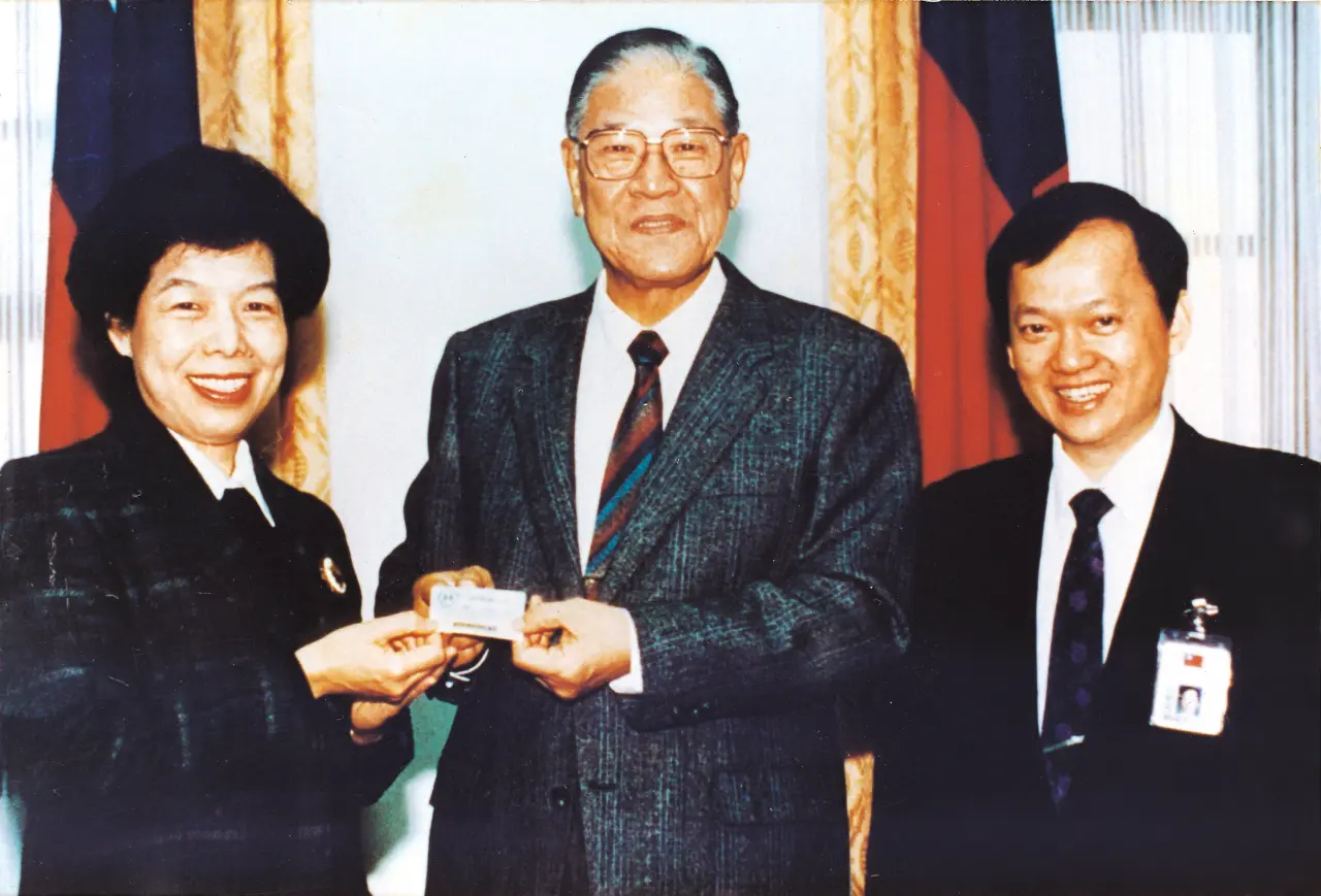 995年3月第一張健保卡由行政院衛生署署長張博雅、總經理葉金川親自面呈總統李登輝。健保署提供