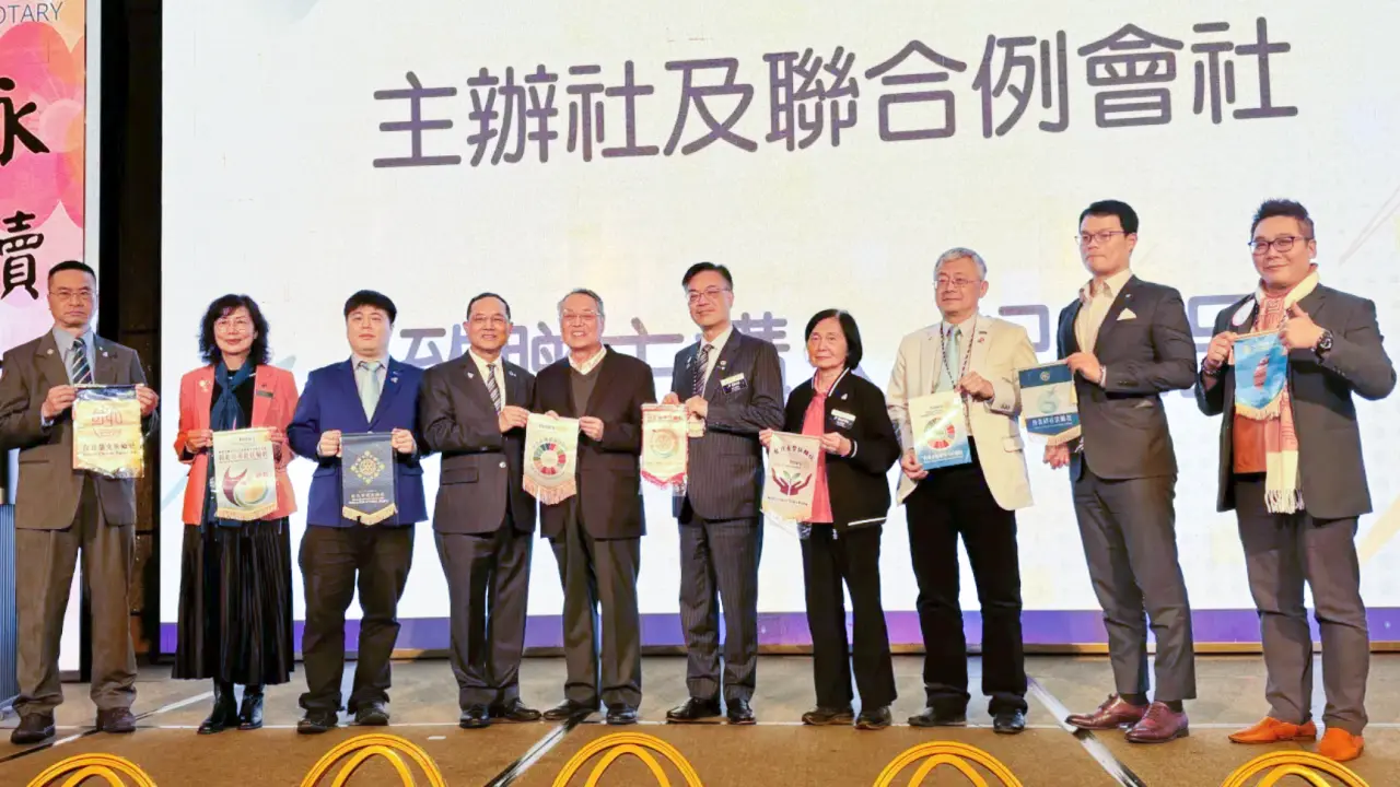 宏碁創辦人施振榮(左五)。(李宜儒攝)