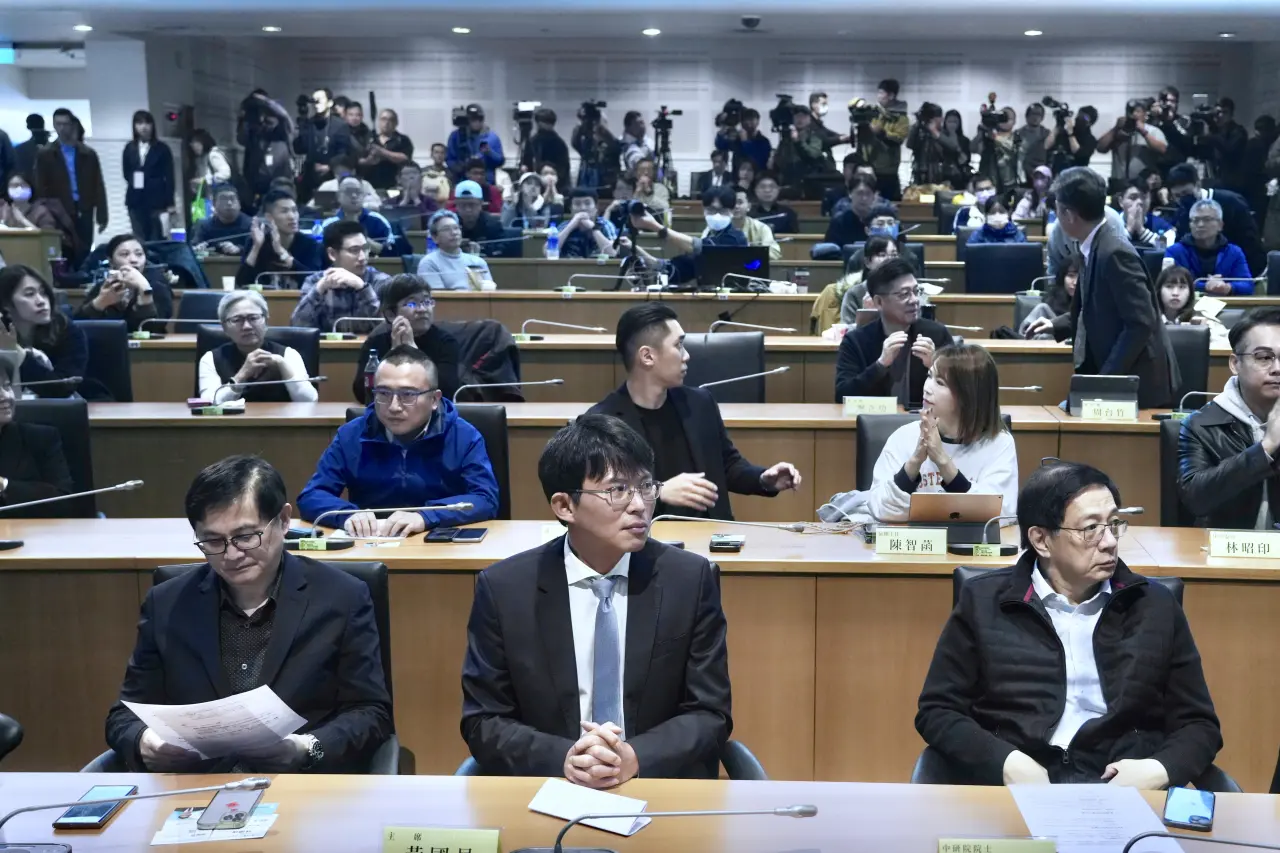台大校長管中閔及民眾黨主席黃國昌等黨公職全程聆聽童子賢開講。林林攝
