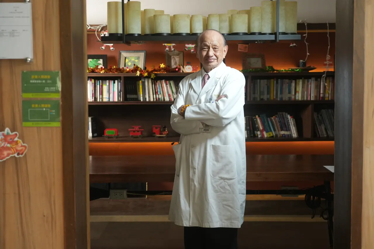 黃明和原本在台大醫院擔任外科醫生,因身體因素到偏鄉執業。梁建裕攝