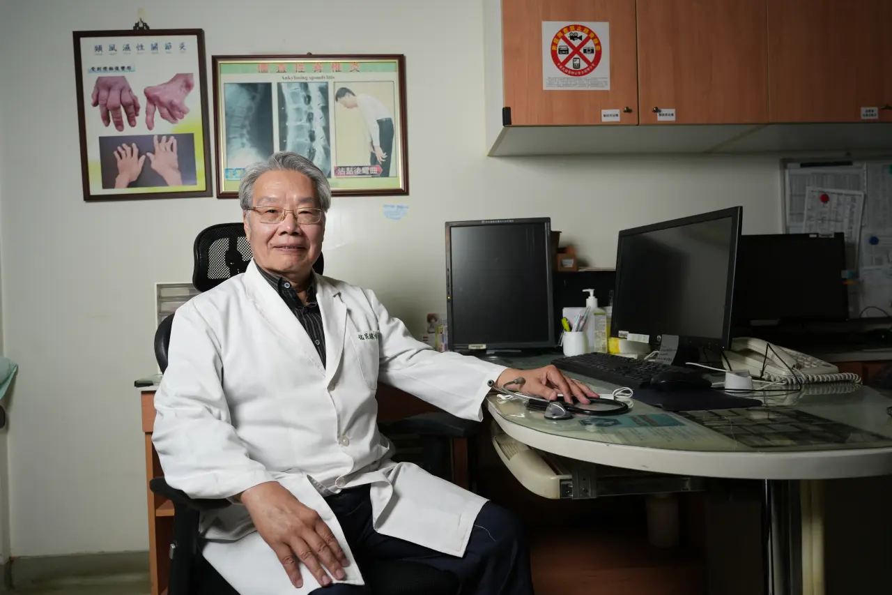 健保30｜偏鄉拓荒開醫院！佑民創辦人謝文輝抗爭討平等勞保給付　奠定健保基礎