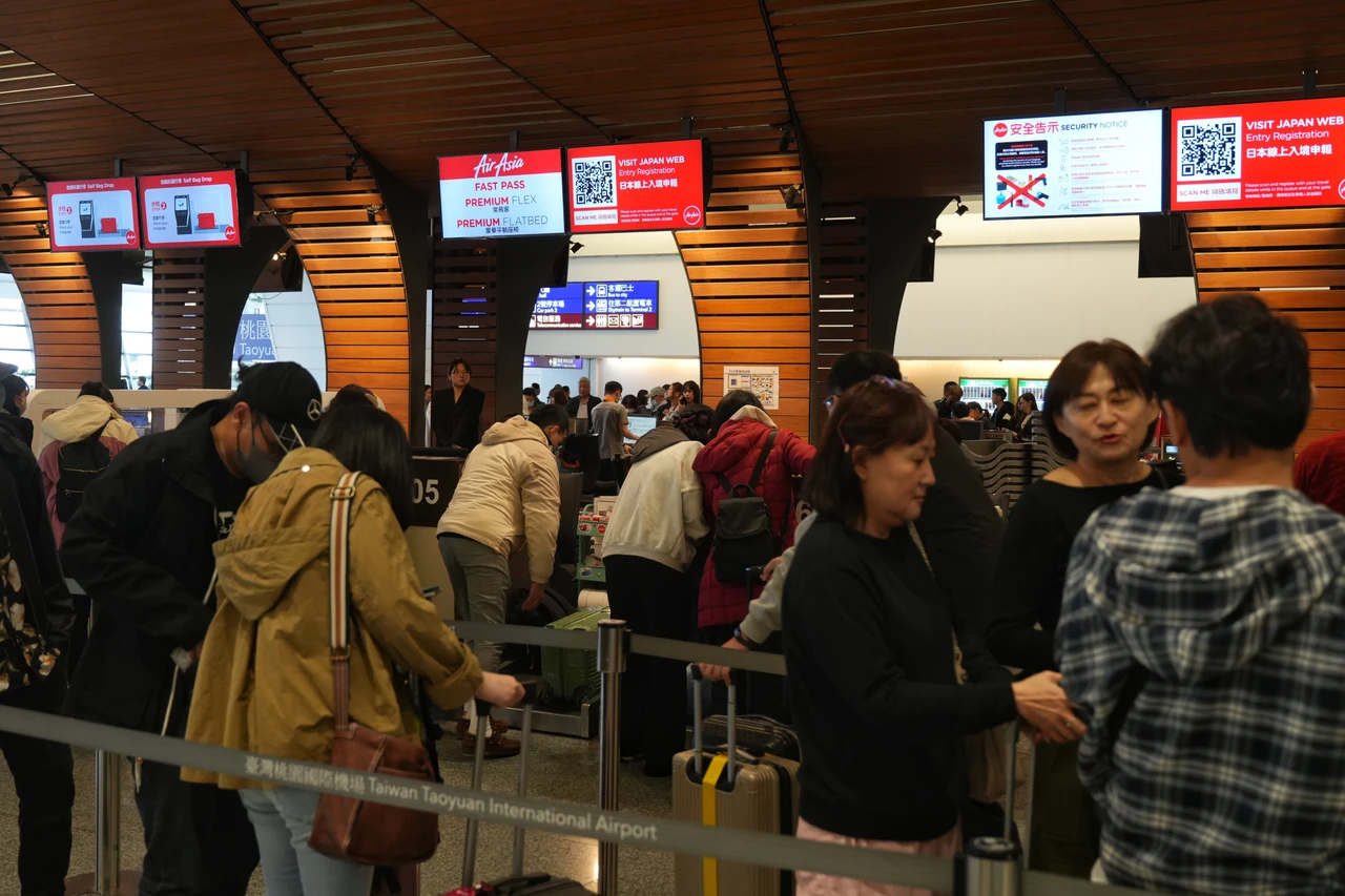 春節出國過年注意！檢查護照效期逾6個月　申換者最晚2/13須領照　