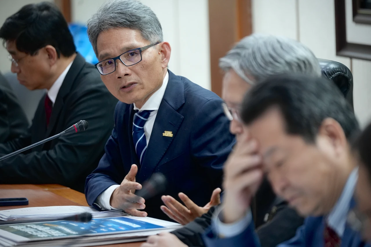 賴建信次長曾在3月主持「114年第1次電價費率審議會」並決定不調漲電價。林林攝