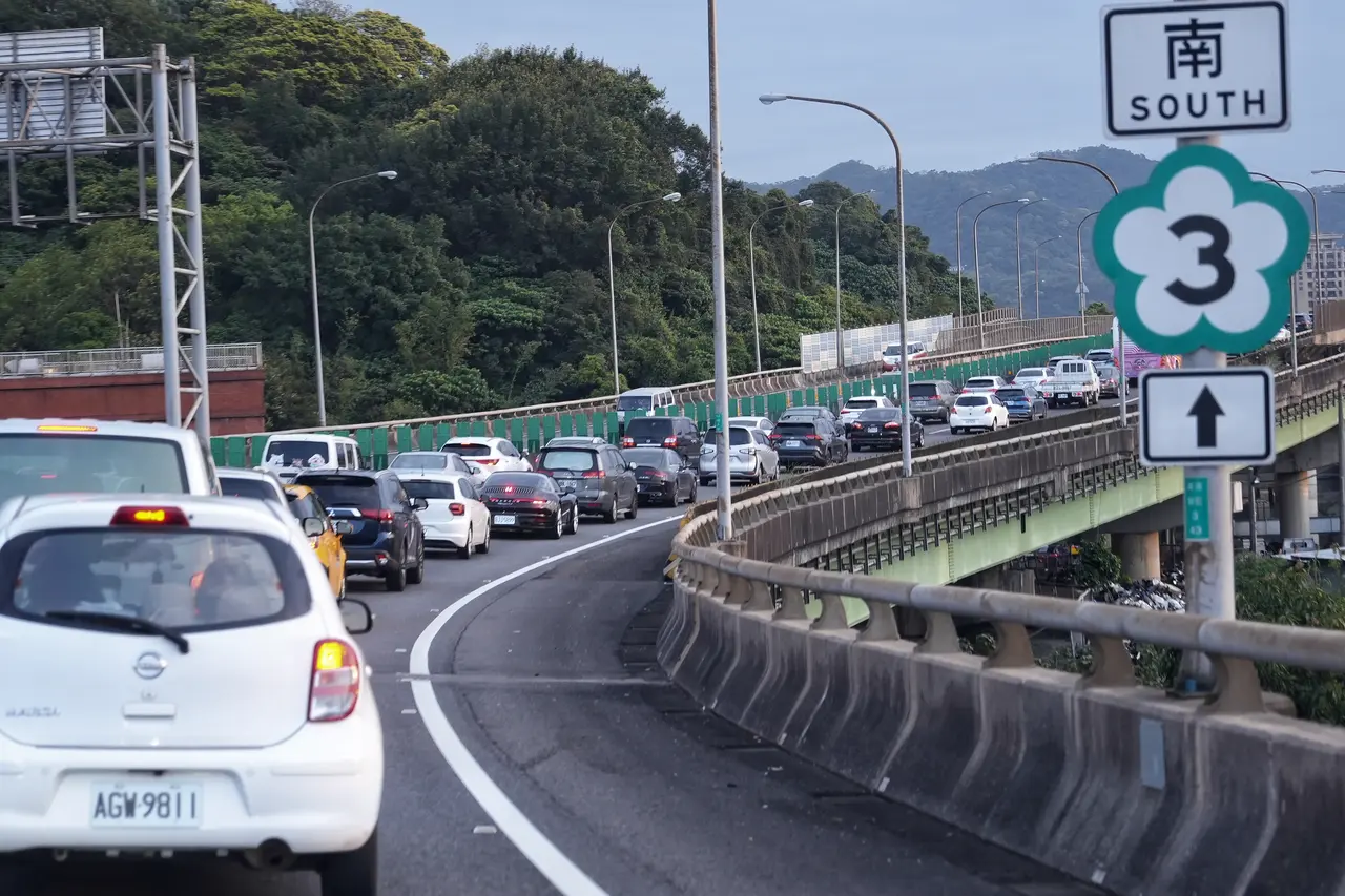 光復連假收假!國道11處車多 國5塞12小時、午後高乘載