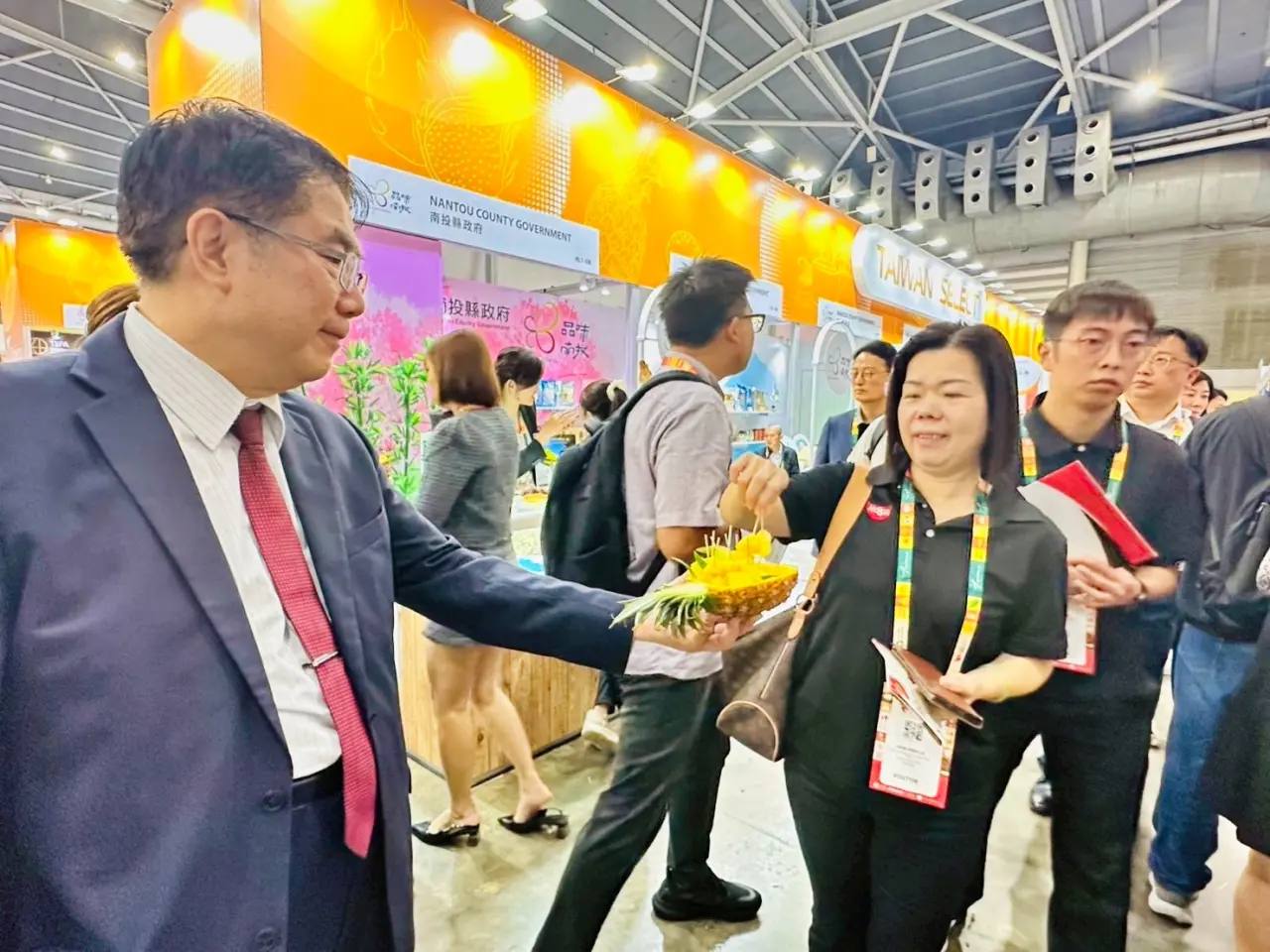 台南市長黃偉哲赴新加坡食品展推銷鳳梨,迴響熱烈。市府提供