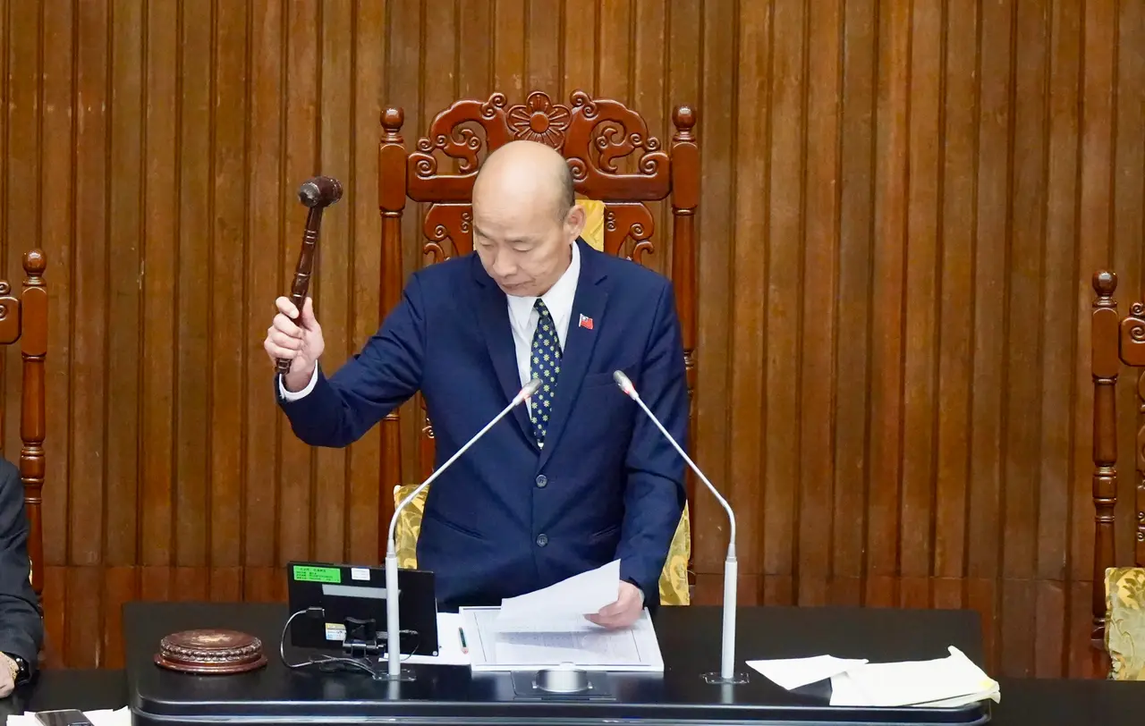 藍白挑燈夜戰也要修！助理費成立委補助款　他嗆「除不了顏寬恒的罪」