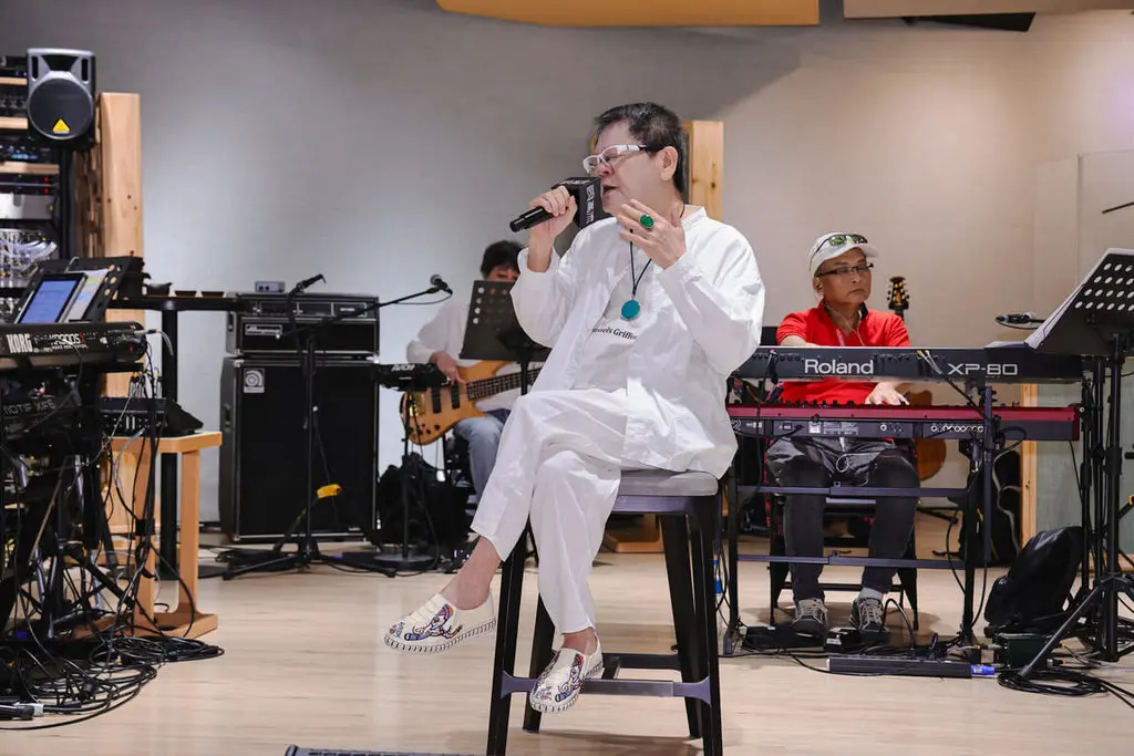 歌手鄭進一(前)21日為「真愛秀.藍寶石大歌廳」演唱會進行彩排,接受媒體採訪時表示,他2024年檢查出罹患膀胱癌二期,做了6次化療、30次電療控制住病情,坦言心情健康是最重要的。(高雄流行音樂中心提供)中央社