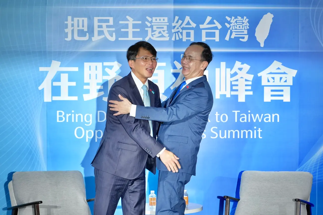 國民黨主席朱立倫、民眾黨主席黃國昌。資料照片,林林攝