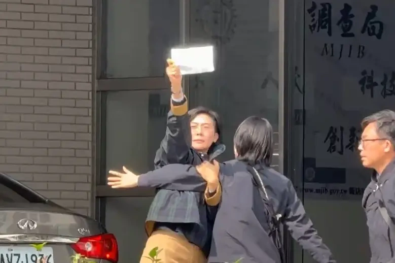 立委林岱樺2月20日遭搜索帶回時,激動高喊「政治干預司法、司法干預初選」。讀者提供