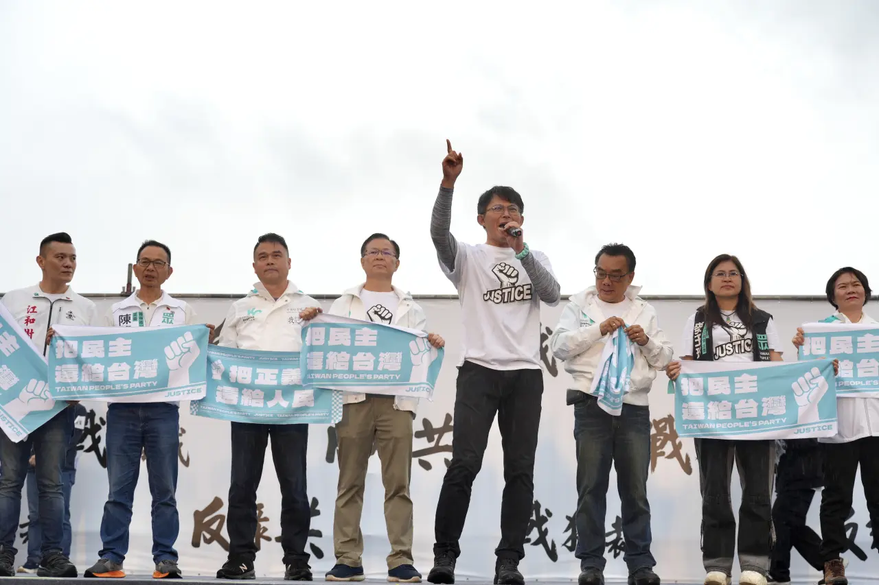 國民黨426凱道遊行,民眾黨主席黃國昌也上台開罵民進黨。梁建裕攝