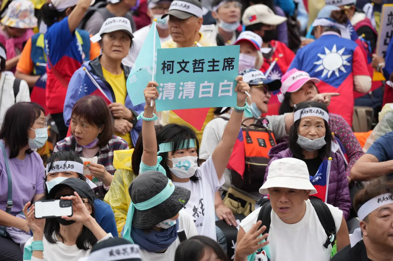 國民黨426凱道遊行,民眾黨支持者高舉柯文哲主席清清白白標語。陳卓邦攝