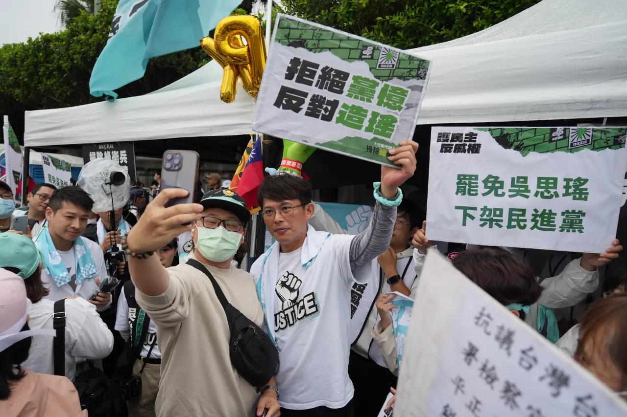 國民黨426凱道遊行,民眾與黃國昌合影。梁建裕攝