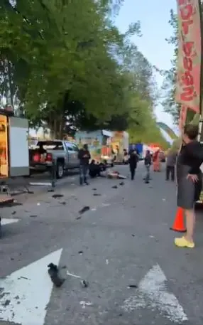 休旅車撞擊人潮所經之處一片狼籍。翻攝自社群X