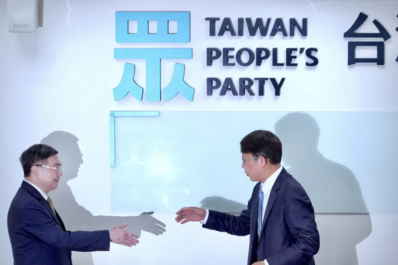 卓榮泰主動向黃國昌握手。林林攝