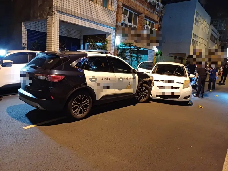 郭男27日開車行經宜蘭市時違規闖紅燈,拒絕攔查加速逃逸,警方實施攔截圍捕,郭男還衝撞警車,員警最後朝車輪開3槍制止,並在車上起出毒品,全案28日依毒品危害防制條例、刑法妨害公務等罪嫌送辦。(翻攝畫面)中央社