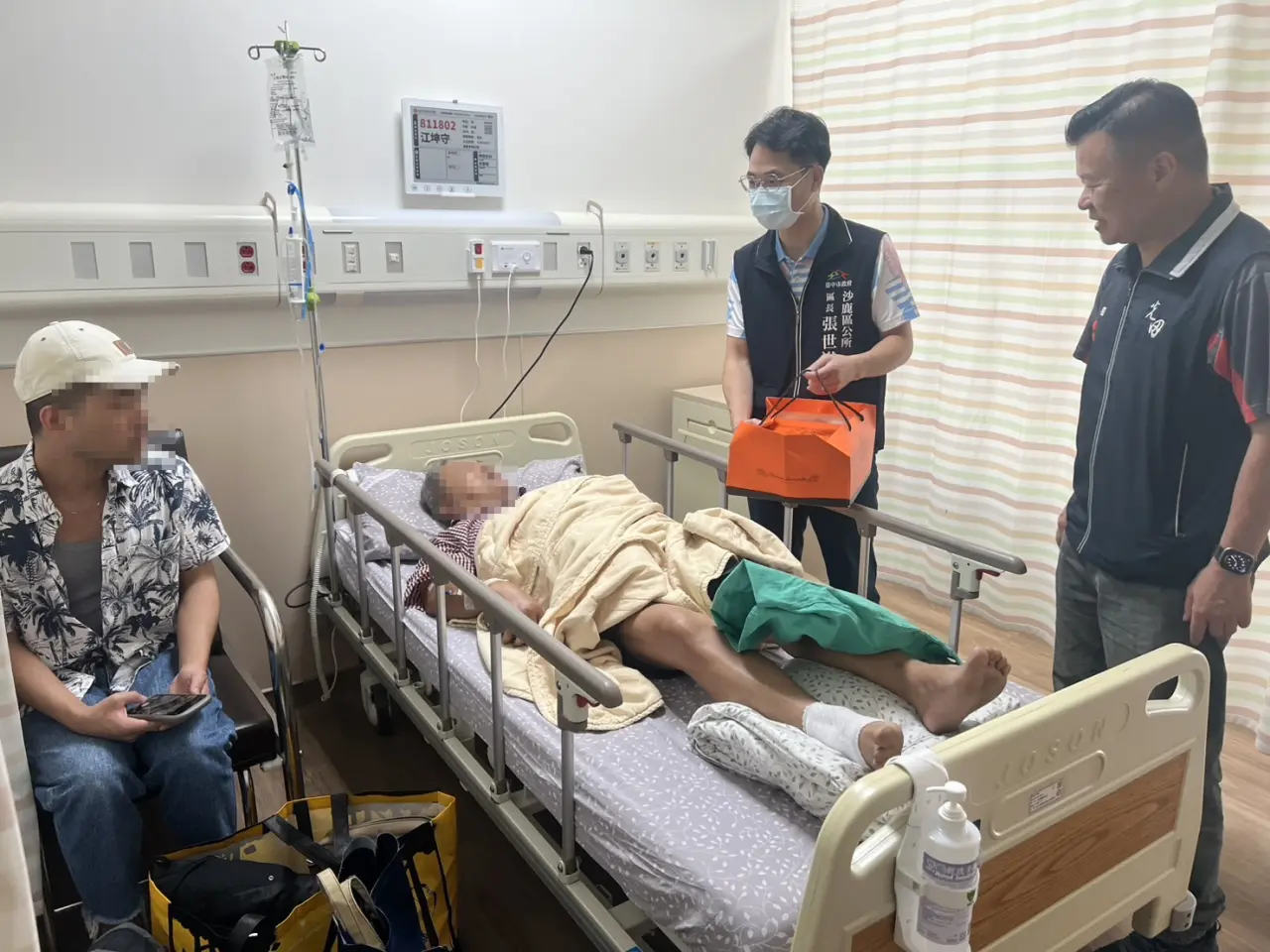 民政局派員慰問傷者。市府提供