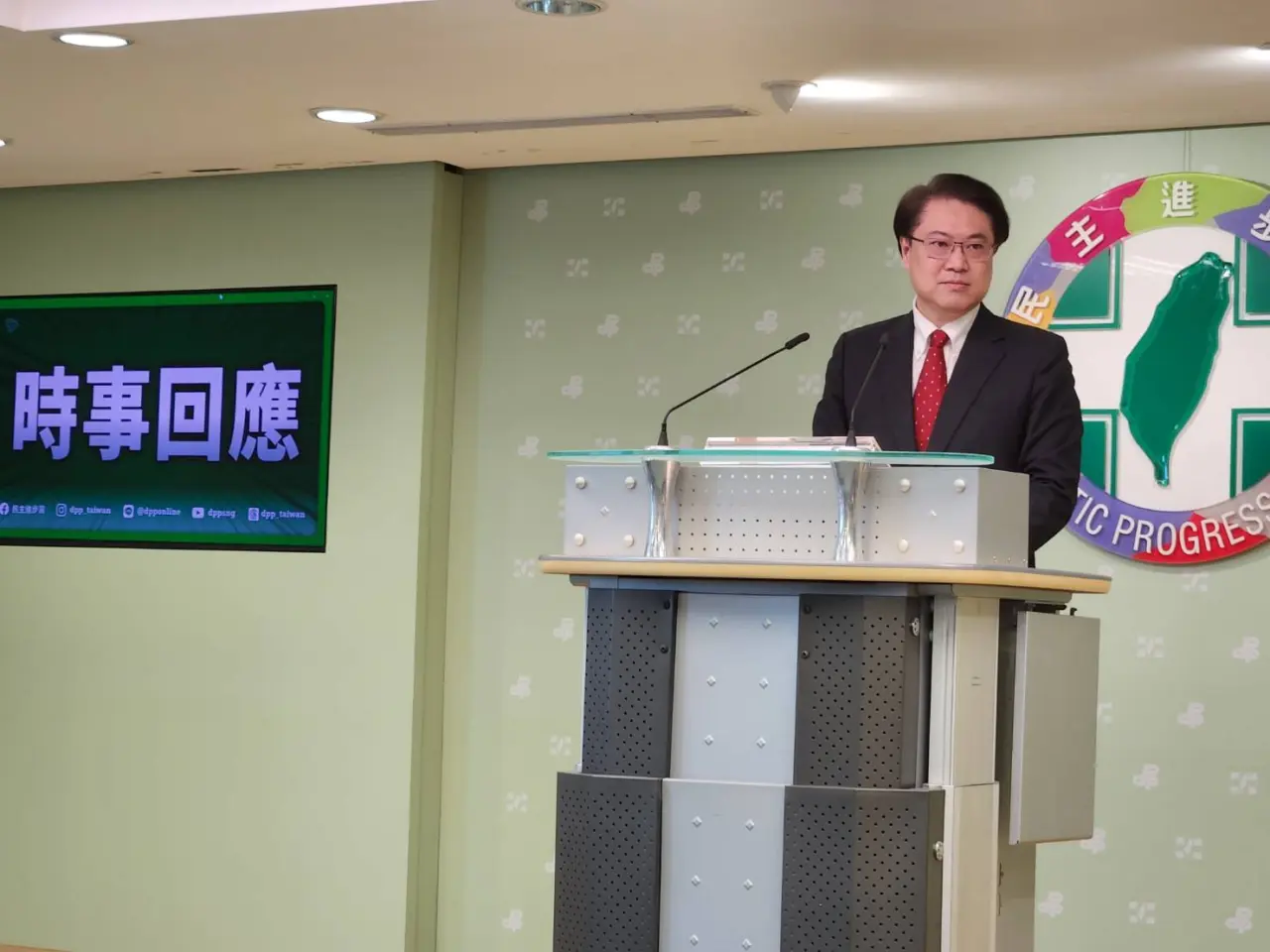 林右昌回應媒體提問。施智齡攝