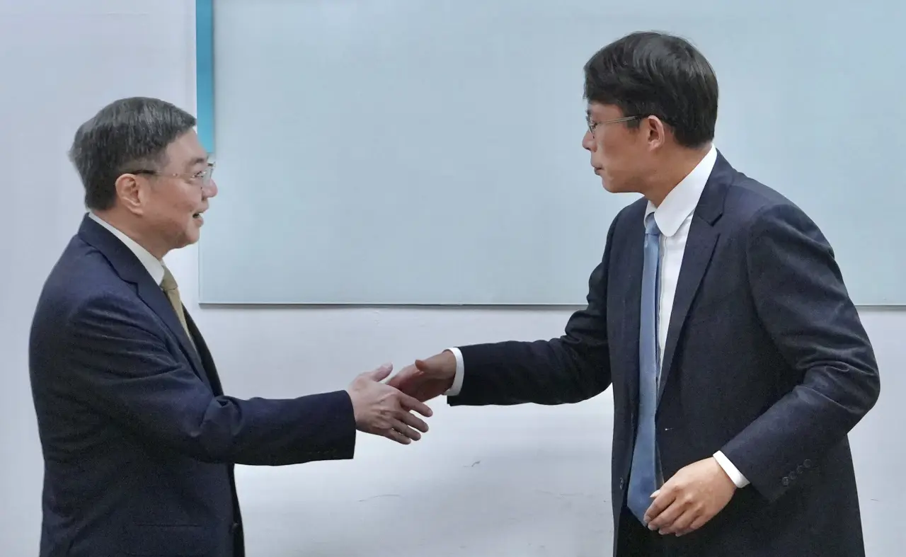 黃國昌昨當面向卓榮泰告狀。林林攝