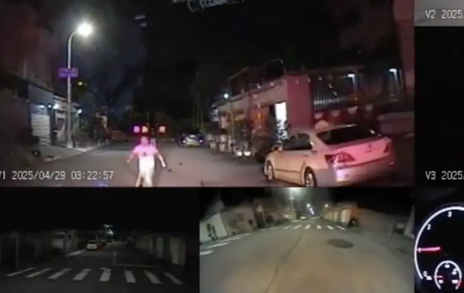 黃姓男子持雙刀揮砍救護車。民眾提供
