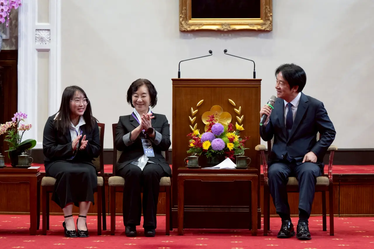 總統賴清德今接見全國模範勞工、模範移工及其眷屬。府提供