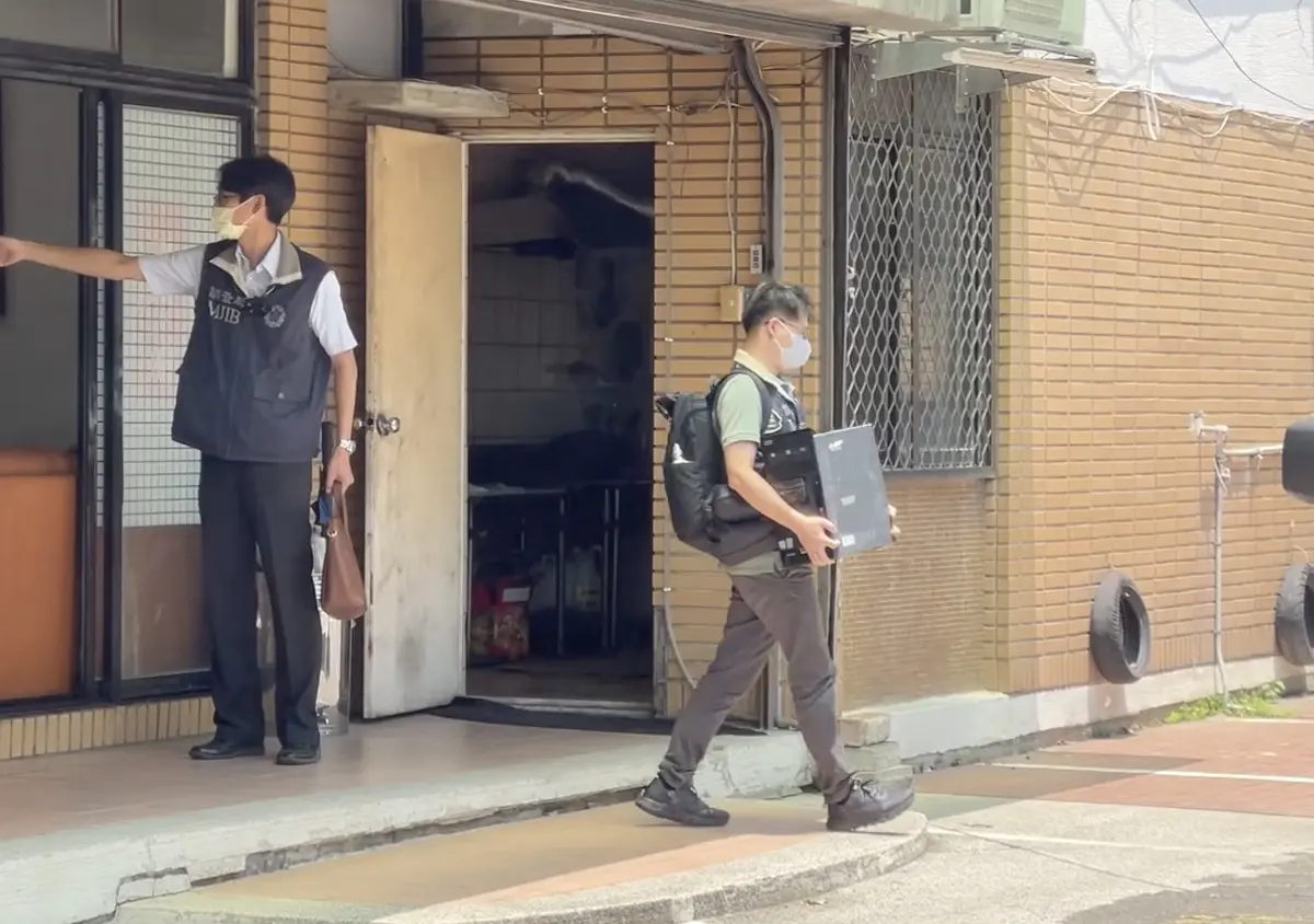 調查局人員在市黨部查扣電腦等證物。王煌忠攝