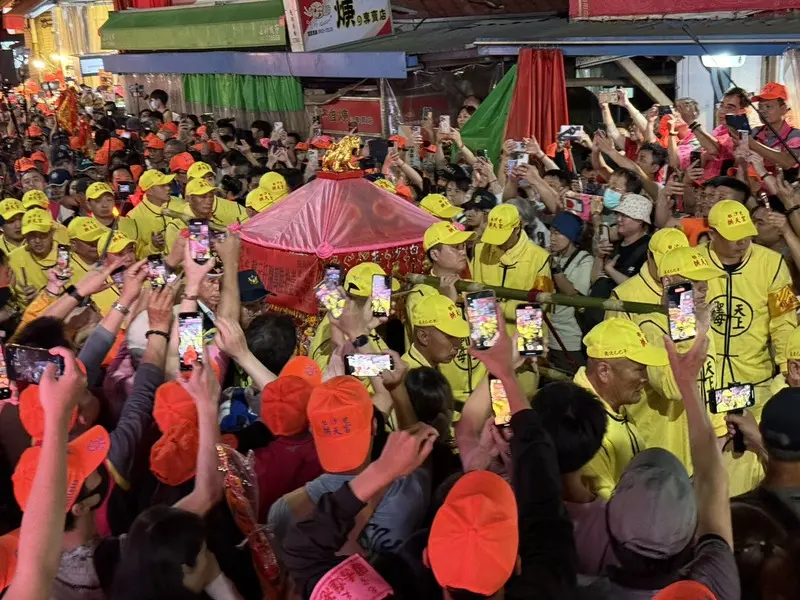 苗栗縣通霄鎮白沙屯拱天宮媽祖徒步往雲林朝天宮進香之旅,2日凌晨起駕出發,今年報名人數高達近33萬人,數十萬香燈腳擠爆白沙屯,緊跟「粉紅超跑」乘著夜色出發。中央社