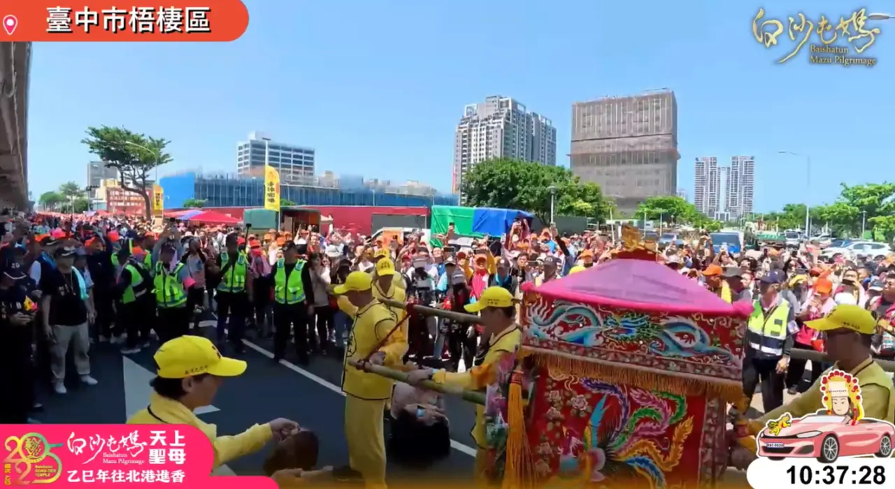 白沙屯媽祖停下腳步,為病童賜福。翻攝自白沙屯拱天宮臉書