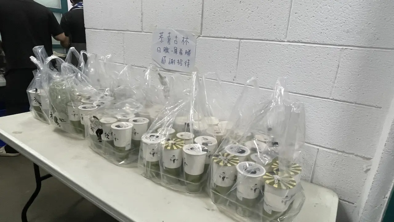 效力火腿隊的台灣好手古林睿煬拿下日職生涯首勝後,2日賽前請統一獅前隊友們喝飲料。毛琬婷攝