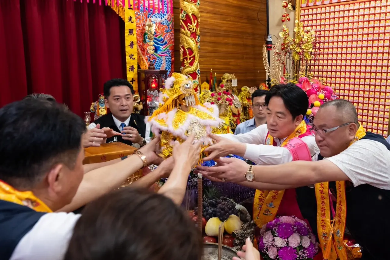 總統賴清德恭請媽祖出神龕。翻攝賴清德臉書