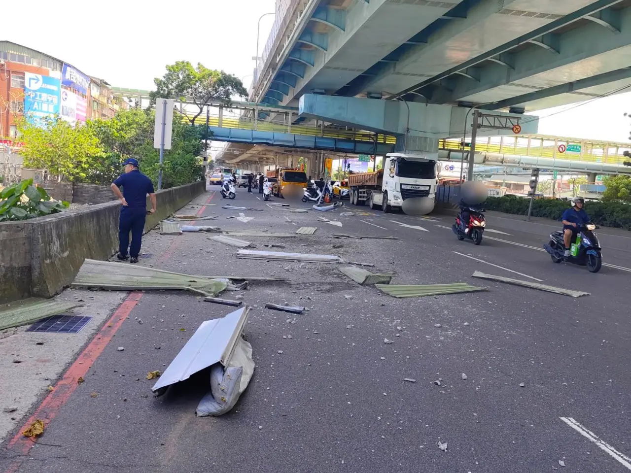 中環路滿是台65線高架掉落物。翻攝畫面