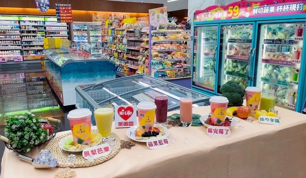 萊爾富2月引進果昔機,單店每天賣超過百杯。業者提供